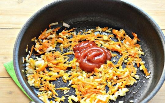 1. Этап. Уральские щи: 6. Разогрейте сковороду с подсолнечным маслом и выложите лук, морковь. Готовьте до мягкости, затем добавьте томатную пасту.