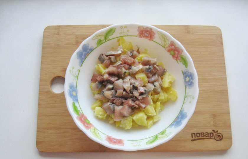 1. Этап. Салат Ерундопель: Филе сельди также мелко нарежьте и добавьте в картофель.