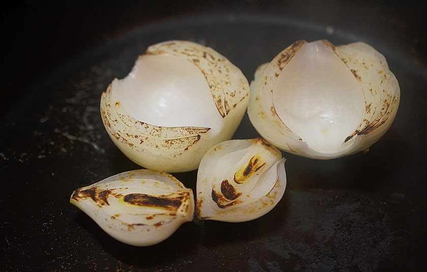 1. Этап. Мясо по-венски (тафельшпиц): 1. Луковицу разрежьте пополам и обжарьте со всех сторон на сухой сковороде.