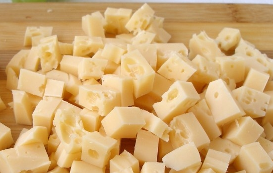 1. Этап. Ветчина на шпажках: Хлеб и сыр нарезаем одинаковыми по форме кубиками.