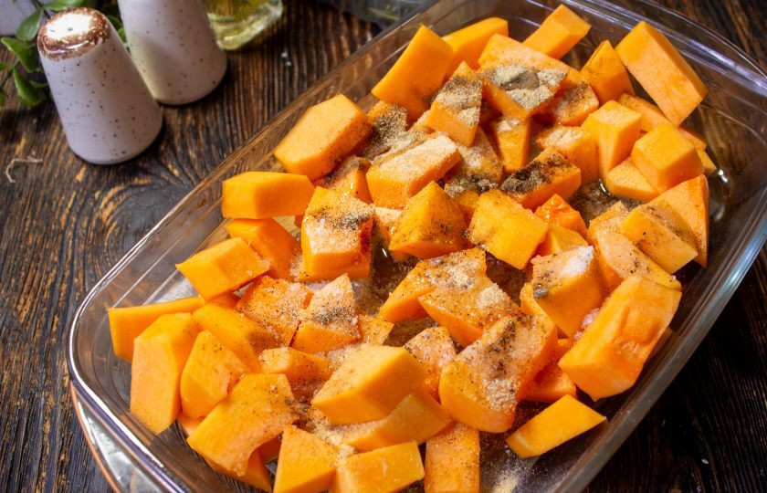 1. Этап. Креветки с тыквой: Переложите в форму для запекания. Посолите. Поперчите по вкусу и налейте масло. Тщательно перемешайте, чтобы масло и специи распределились по всем кусочкам тыквы.