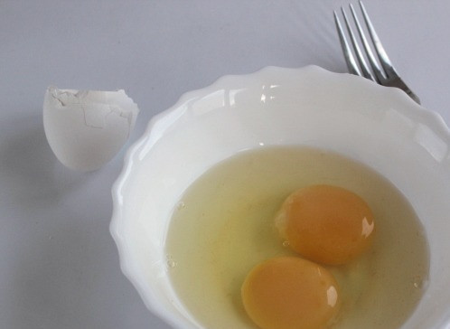 1. Этап. Багет запеченный с яйцом и сосисками: Яйца размешайте вилкой.