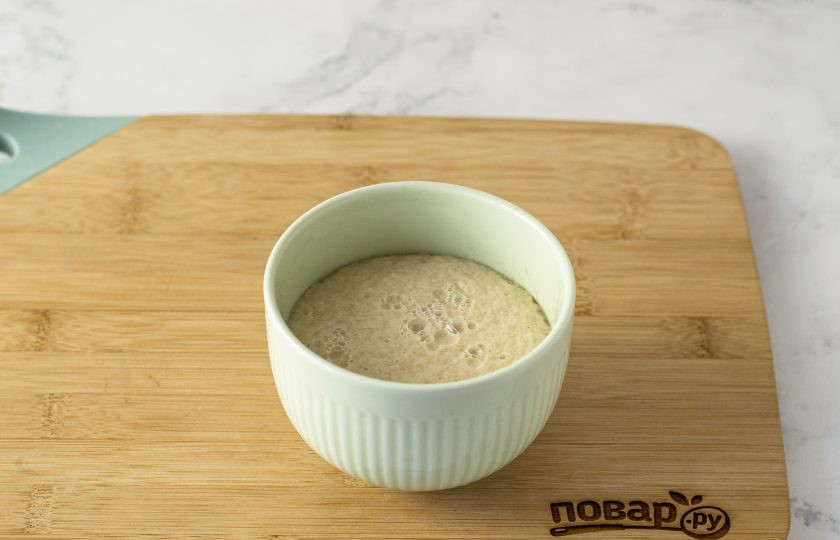 1. Этап. Ржаной хлеб: В 80 мл. теплой воды растворите сухие дрожжи и сахар. Оставьте на 10 минут, чтобы они активировались.