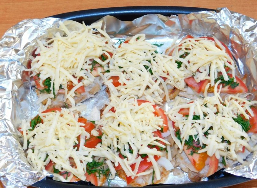 1. Этап. Свиные отбивные с овощами под сыром в духовке: Посыпьте отбивные измельченным укропом и тертым сыром. Накройте мясо фольгой и поставьте в духовку, разогретую до 200 градусов на 30 минут. Затем фольгу снимите и оставьте отбивные румяниться минут на 10.