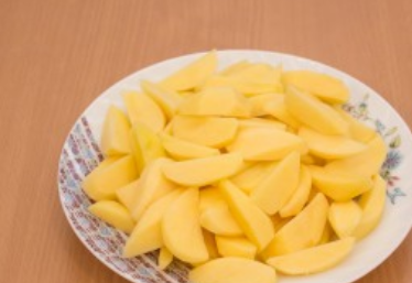 1. Этап. Индейка под соусом бешамель: Картофель промойте, очистите и нарежьте тонкими дольками.