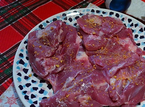 1. Этап. Буженина из индейки в соусе: Посолить со всех сторон.