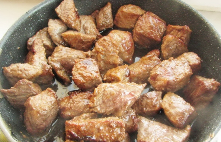 1. Этап. Мясо с фасолью консервированной: Далее обжариваем мясо на сковороде в растительном масле, до золотистой корочки.