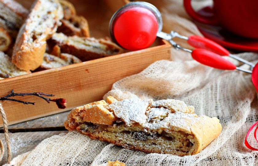 1. Этап. Хрустящий рулет с безе и орехами: Посыпьте сахарной пудрой и подавайте к чаю или кофе.