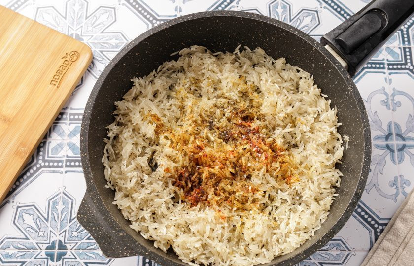 1. Этап. Ароматный рис: Добавьте специи и соль.