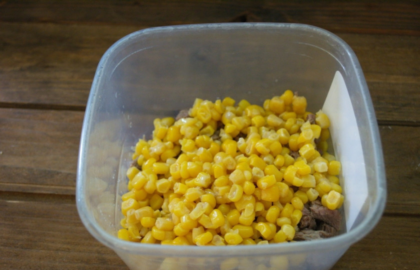 1. Этап. Салат Новый век: Кукурузу открыть, слить воду. Саму кукурузу добавить в салатник.