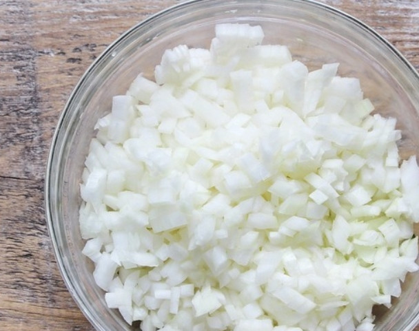 1. Этап. Заправка для рассольника с перловкой на зиму: Мелко порежьте лук.