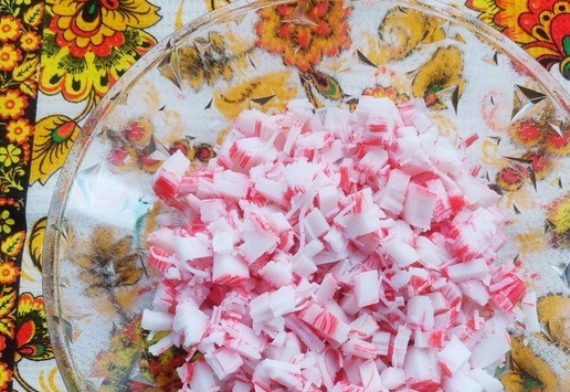 1. Этап. Салат-закуска Фуршет: Нарезать небольшими кусочками крабовые палочки.
