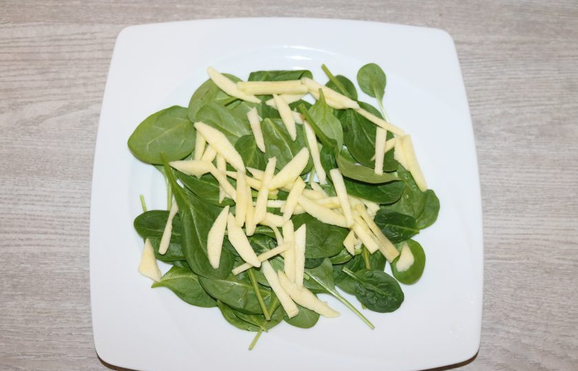 1. Этап. Диетический зелёный салат: На них выложите нарезанные яблоки.