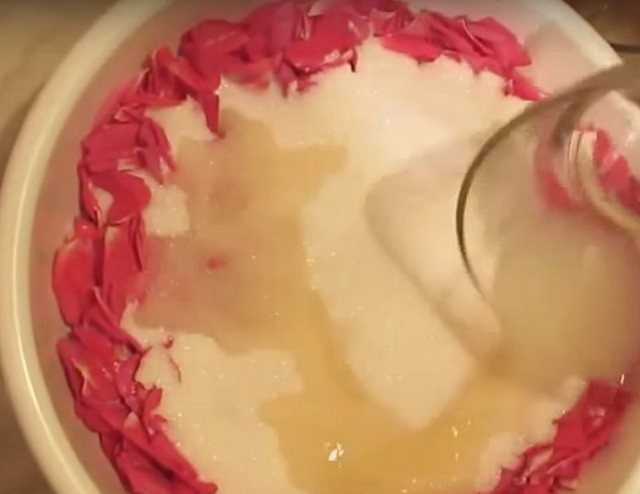 1. Этап. Варенье из розовых лепестков с лимонным соком: В керамическую посуду выложите слоями лепестки, пересыпая их сахаром. И так, пока не закончатся продукты. Выдавите сок из лимонов (смотрите, чтобы косточек не было).