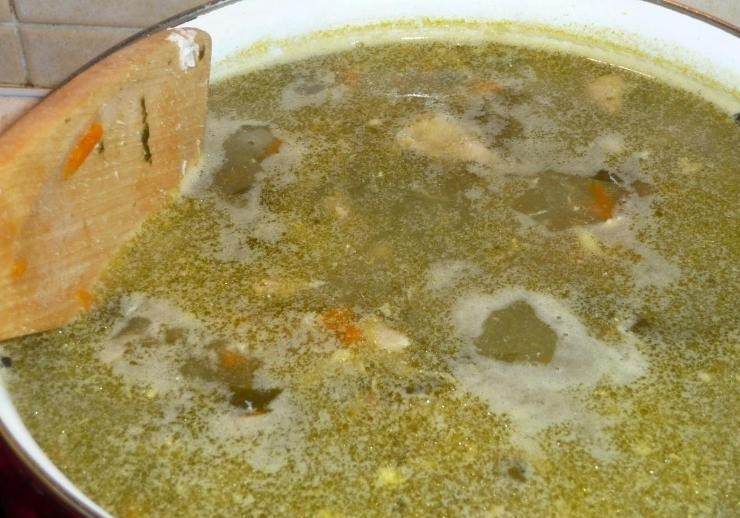 1. Этап. Щи из консервированного щавеля: Через 7 минут в кастрюлю добавьте щавель, лавровый лист и перец. Суп перемешайте и продолжайте варить.