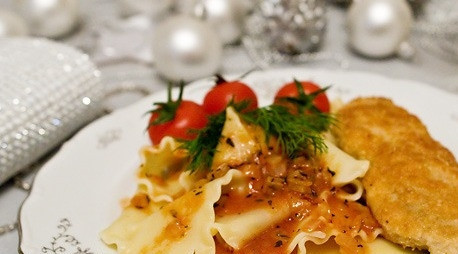 1. Этап. Курица по-милански: Теперь выкладываем на тарелку пасту (я имею ввиду макароны), обжаренное куриное филе и поливаете все приготовленным соусом. Приятного аппетита!