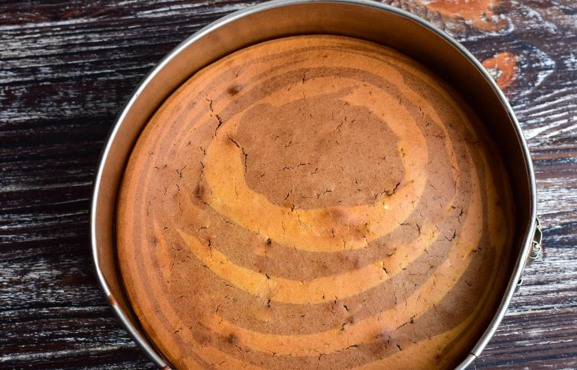 1. Этап. Пирог Зебра на молоке: Отправьте пирог в разогретую до 190 градусов духовку на 30 минут.