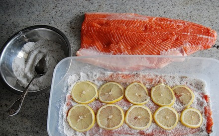 1. Этап. Засолка красной рыбы: 2. У меня получилось два больших куска филе. Я смешиваю соль, сахар и перец между собой. Насыпаем на дно чистой миски часть этой смеси, потом - рыбу, потом еще часть специй, кружочки лимона, лавровый лист, потом опять рыбу. Верхний кусок тоже посыпаем специями.