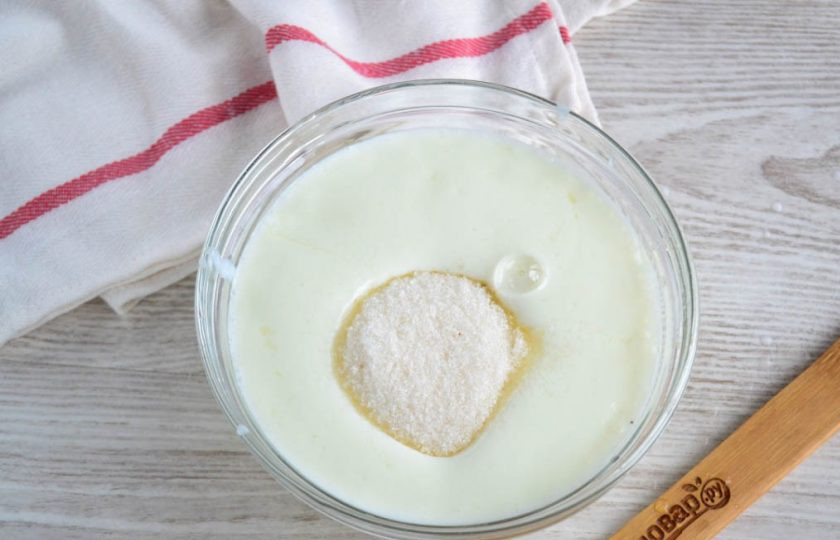 1. Этап. Оладьи с морковью на кефире: Кефир вылейте в глубокую миску, добавьте соду и размешайте. Оставьте на пару минут. Затем добавьте яйца и сахар, хорошо перемешайте венчиком.