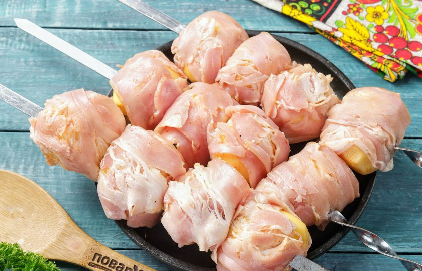 1. Этап. Шашлык из картофеля с беконом: Поочерёдно картофель необходимо нанизать на шампуры, плотно прижимая друг к другу.