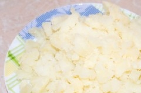 1. Этап. Окрошка постная: 1. Отварите картофель и мелко нарежьте.