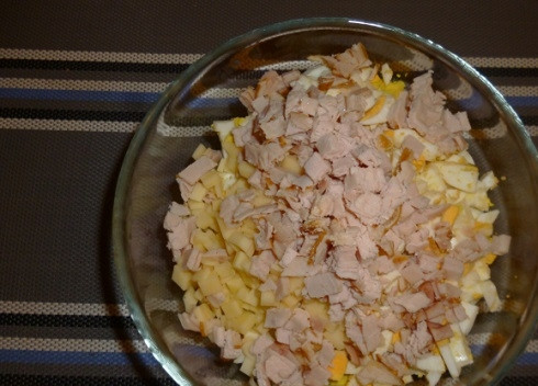 1. Этап. Простой салат с ветчиной: Добавим в салат нарезанную ветчину и измельченный или натертый сыр.