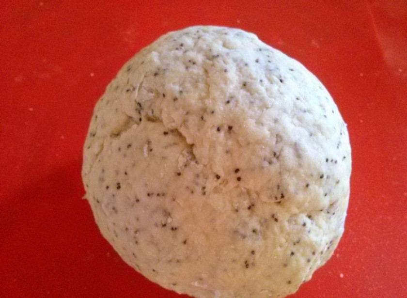 1. Этап. Шулики: Добавьте муку, замесите крутое тесто.