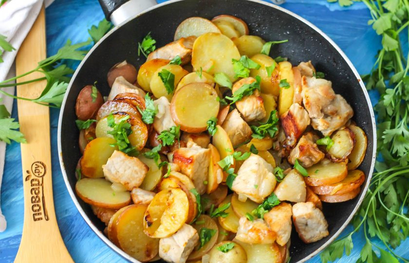 1. Этап. Жареха из свинины: За это время блюдо будет готово. Промойте петрушку и измельчите ее, добавьте в сковороду вместе с оставшейся солью, перемешайте.