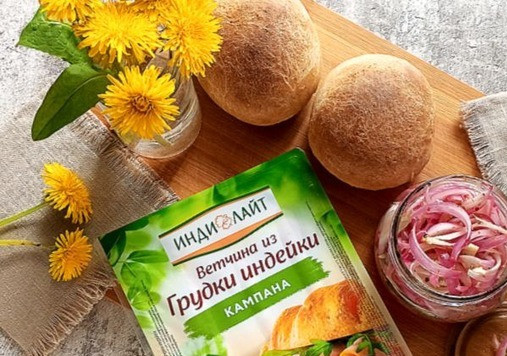 1. Этап. Луковый салат: Берём ветчину, булочки и баночку с салатом на пикник. Булочки у меня домашние. Если кому-то нужен рецепт, я напишу ссылку ниже в дополнительной информации.