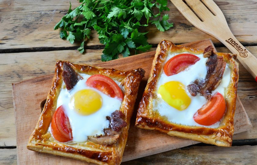 1. Этап. Пикантный слоеный пирог с беконом и глазуньей: Блюдо готово! Надеюсь, вам понравился рецепт, как приготовить слоеный пирог с беконом и глазуньей. Своими впечатлениями делитесь в комментариях!