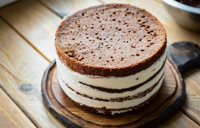 1. Этап. Шоколадный торт с кремом из маскарпоне: Тортик в форме отправьте в холодильник на 2-3 часа. Затем аккуратно извлеките его из формы.