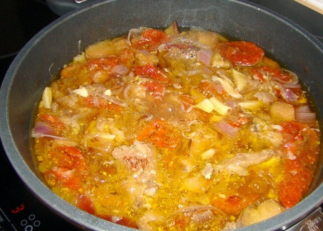 1. Этап. Баранина на кости тушеная: В конце готовки перемешайте все ингредиенты в кастрюльке, добавьте воду, если это необходимо, тушите на самом маленьком огне в течение получаса. Подавайте блюдо горячим, с зеленым луком и базиликом.