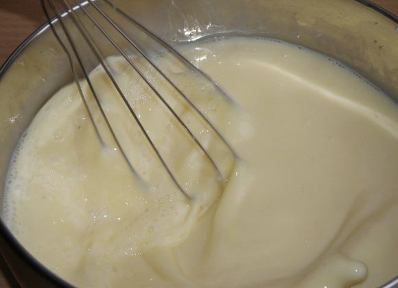 1. Этап. Омлет без молока в мультиварке: 3. Добавляем сливки и начинаем взбивать. Это можно сделать вручную венчиком, но лучше воспользоваться миксером.