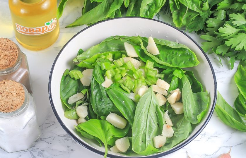 1. Этап. Аджика из базилика: Очистите и промойте зубчики чеснока и острый перец от семян. Нарежьте слайсами чеснок, а перец — мелкими кубиками.