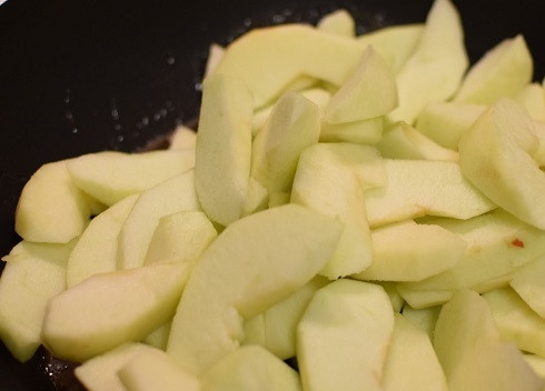 1. Этап. Карамельный яблочный пирог: Добавляем яблоки, перемешиваем и тушим минут 10. Добавляем корицу и перемешиваем.