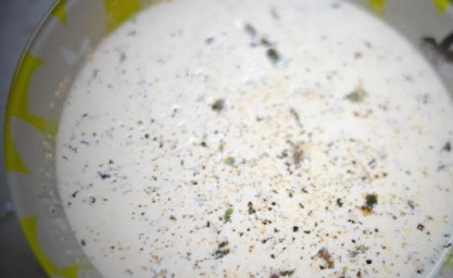 1. Этап. Форель, запеченная с картофелем: 5. В отдельной мисочке смешать сливки, соль, перец и орегано (можно заменить другими любимыми травами). Тщательно перемешать.