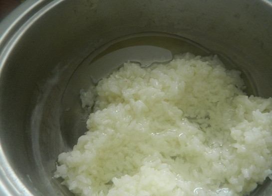 1. Этап. Вегетарианский рисовый майонез: 3. Добавляем к рису 100 мл растительного масла, перебиваем блендером.