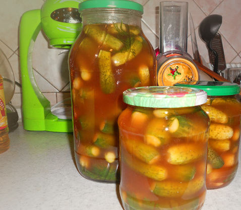 1. Этап. Огурчики с кетчупом чили: 4. Закатываем огурцы стерильными крышками. Храним до полного остывания в перевернутом виде, потом перекладываем в погреб и ждем до зимы!