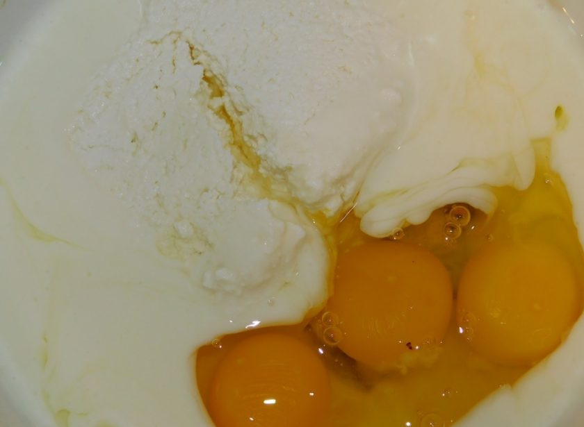 1. Этап. Творожные блины с карамельными яблоками: Соедините творог, яйца, сахар, растительное масло и кефир. Перемешайте.