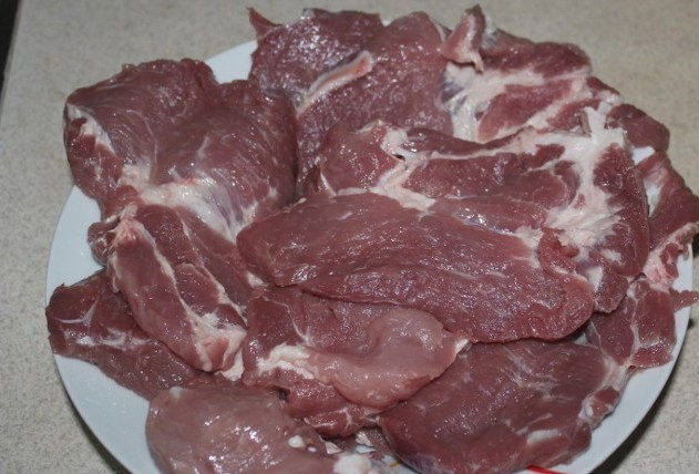 1. Этап. Свинина в соевом соусе: Теперь мы хорошенько промываем свинину и нарезаем ее на порционные кусочки шириной 2-2,5 см.