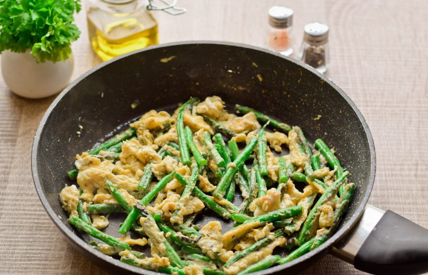 1. Этап. Спаржевая фасоль в яйце с сыром: При необходимости можно добавить еще немного специй.