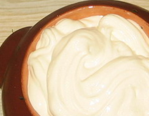 1. Этап. Жаркое из кролика в горшочках: На треть залейте горшочек водой, сверху сметана. Горшочки отправляем в духовку на 1 час. Температура 190 градусов.