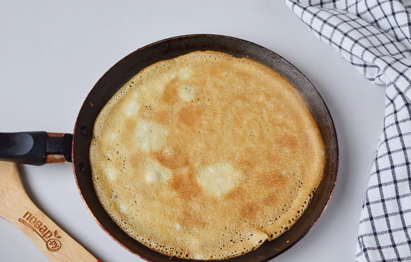 1. Этап. Блинчики с фруктовой начинкой: Переверните блинчик и обжарьте с другой стороны.