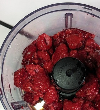 1. Этап. Варенье из малины без сахара: В малину выжать лимонный сок, добавить щепотку соли и кленовый сироп. Сироп можно взять любой.