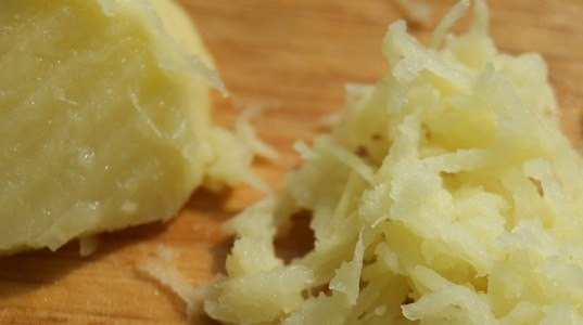 1. Этап. Итальянский овощной суп: Во время варки овощей натираем корень имбиря на терке. Примерно 4 см. корня.