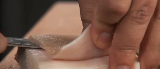 1. Этап. Сало с зеленью и чесноком: Берём солёное сало и если у него есть кожа, то отделяем её.