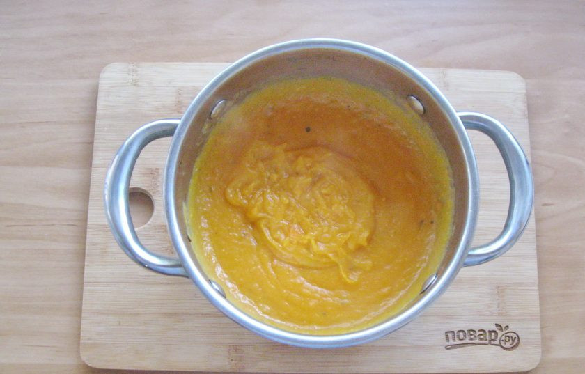 1. Этап. Тыквенный суп с мясом краба: Слейте из кастрюли бульон в отдельную посуду. Взбейте овощи блендером. Затем добавьте бульон до желаемой консистенции.