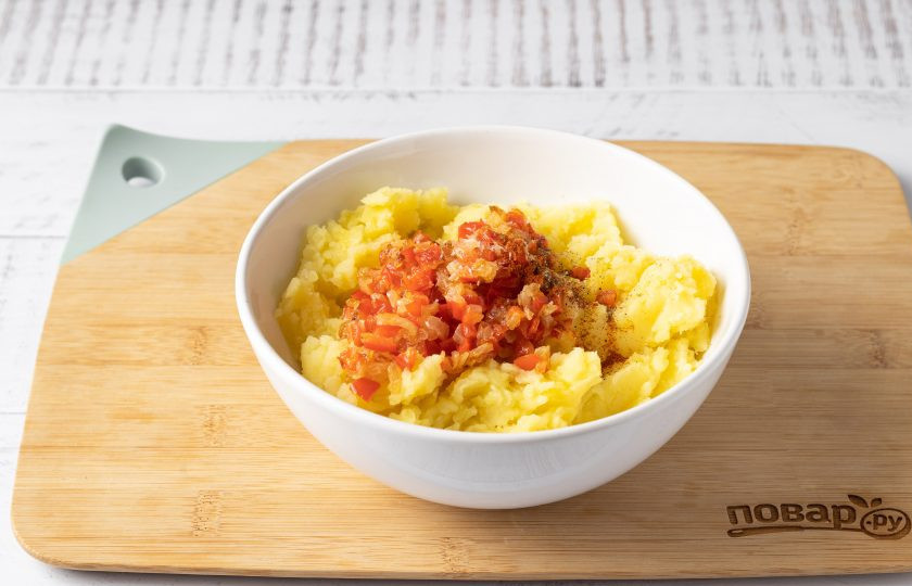 1. Этап. Котлеты из картофеля с перцем: Добавьте жареный лук и болгарский перец в пюре. Посолите по вкусу и добавьте смесь молотых перцев, все перемешайте. Затем добавьте муку и еще раз перемешайте.