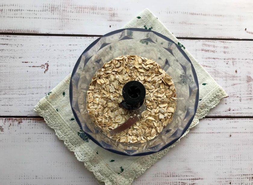 1. Этап. Овсяные оладьи с творогом: Овсяные хлопья измельчите в блендере.