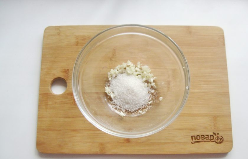 1. Этап. Морковь по-корейски с опятами: Добавьте сахар.